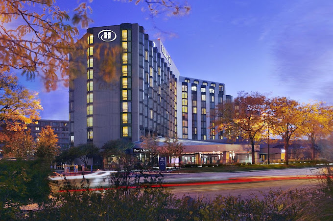 Hilton Rosemont Chicago O'Hare hotel at dusk